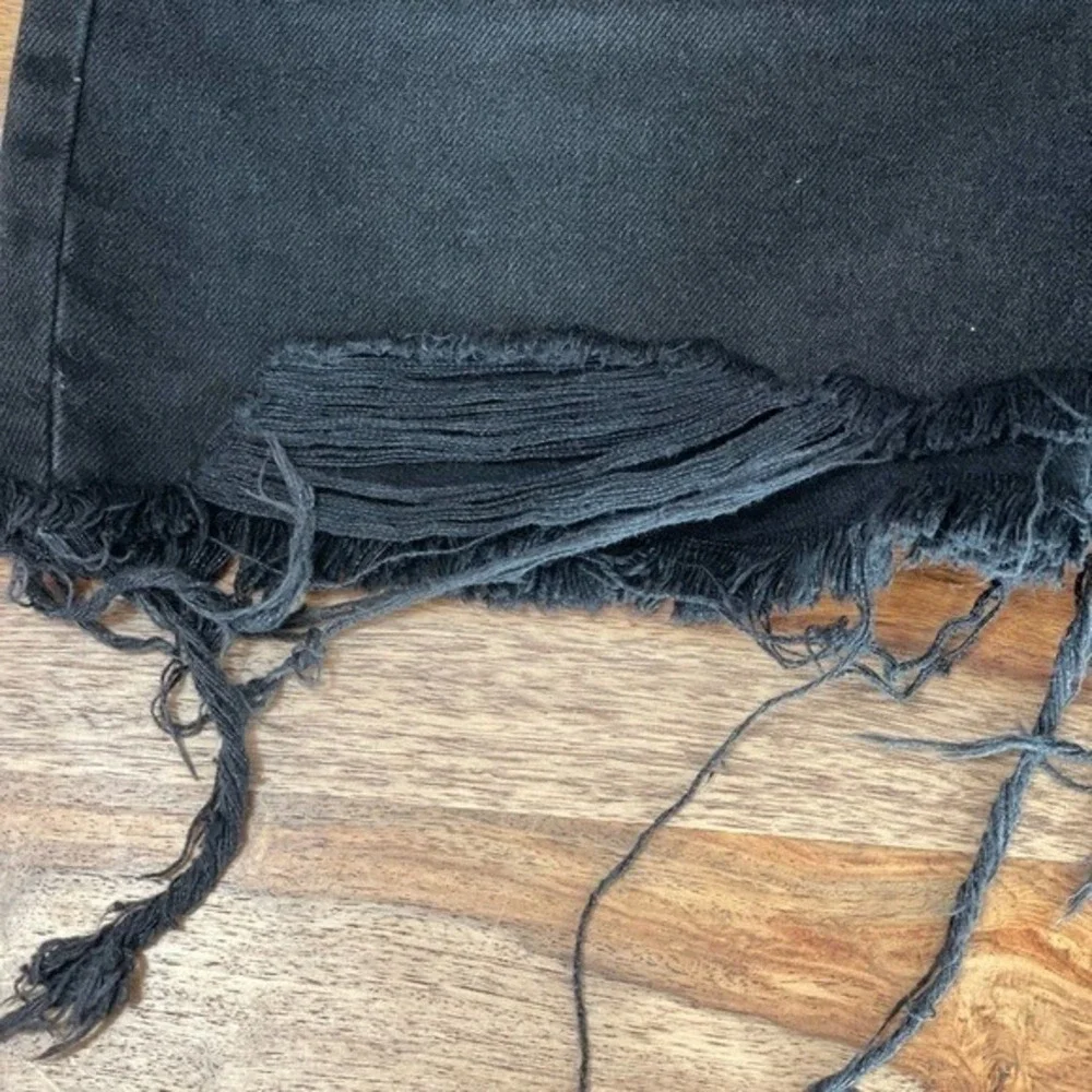 FOREVER‎ 21 Women Black Distressed Cutoff Denim Shorts Size 28 NWT